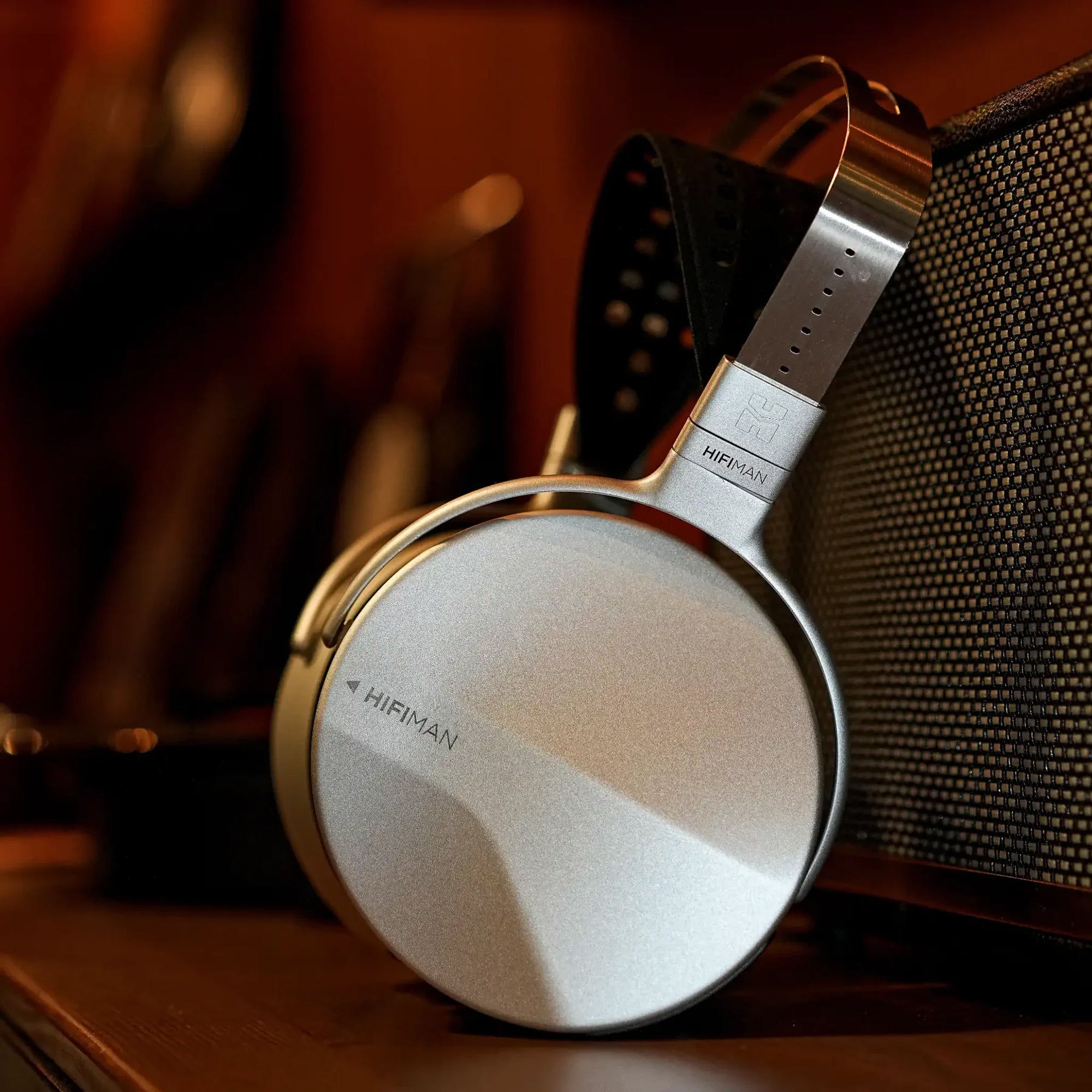 HiFiMAN ISVARNA Closed Back Hybrid Headphones - Image 7